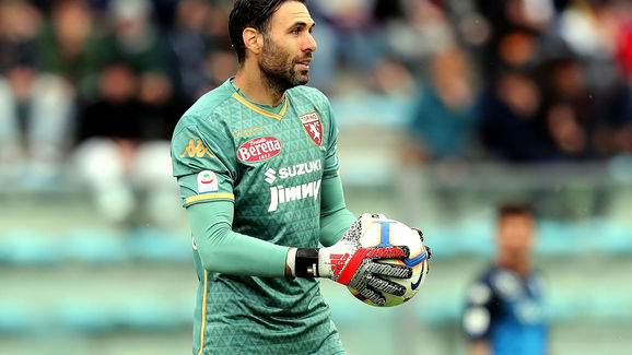 致敬蓝军传奇，库库雷利亚度假时身穿德罗巴球衣（库库雷利亚度假穿德罗巴战袍，向蓝军传奇致敬）