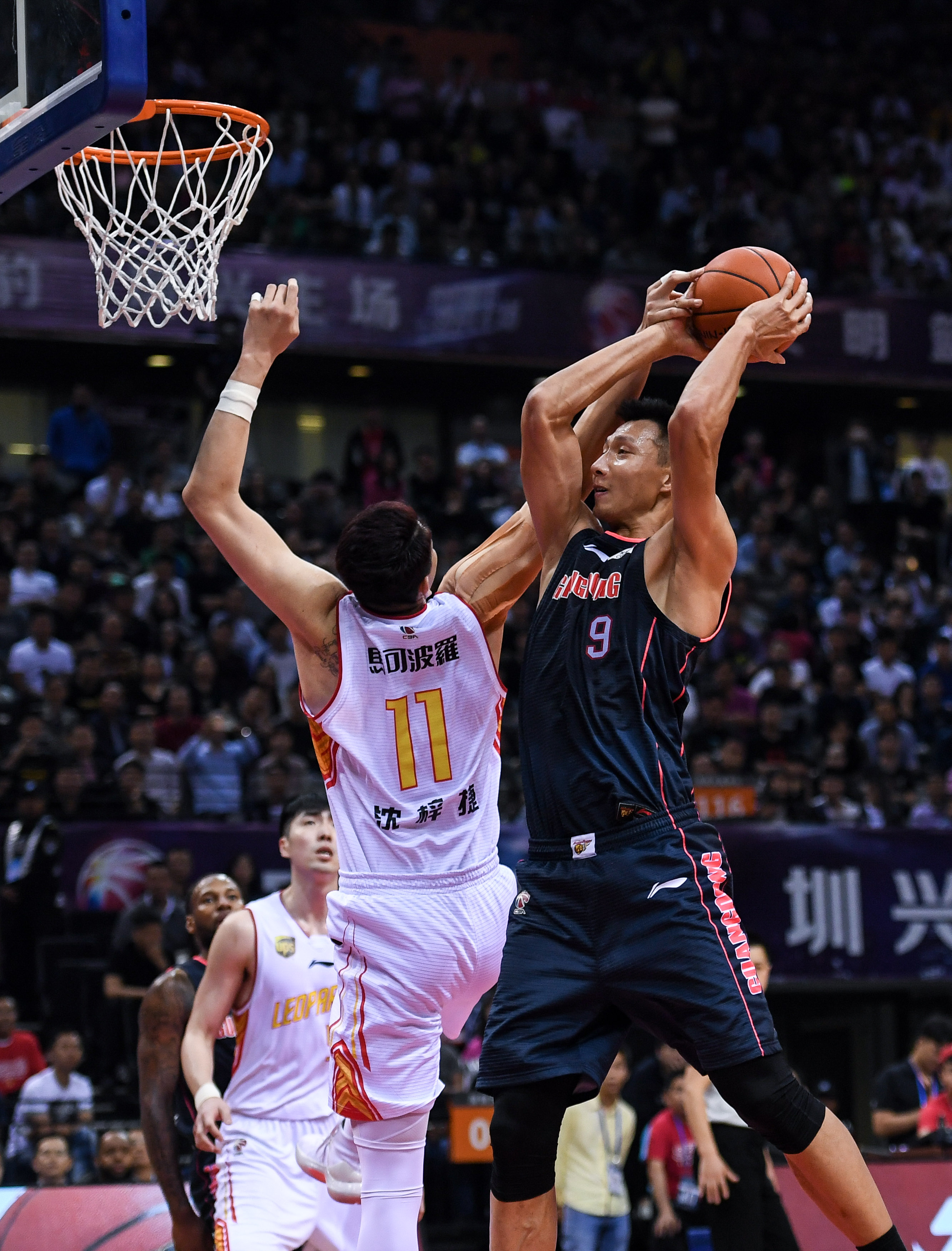 有了他，巴萨还需要花1亿买中锋吗？（有他坐镇，巴萨还要豪掷1亿引进中锋吗？）