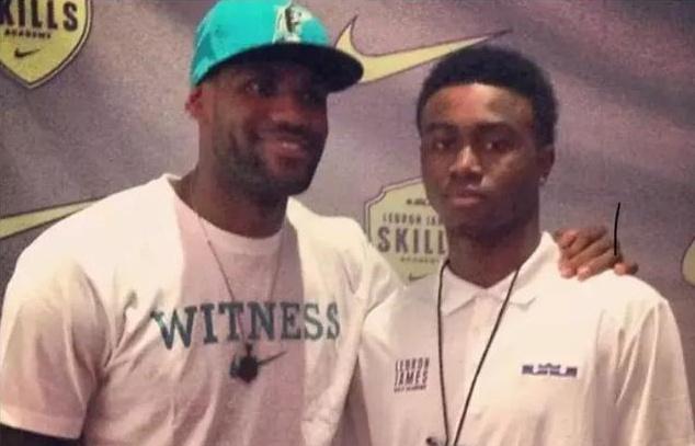 曼联狂丢21球暴露防守隐患，明夏抢免费英超铁卫！阿莫林欲签嫡系（曼联后防连丢21球显隐患，明夏盯上免签英超铁卫，阿莫林力邀爱将加盟）