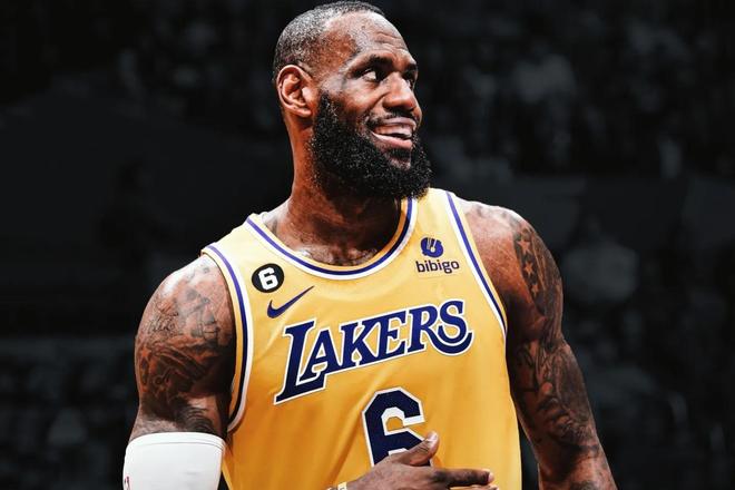 球队外线火力强到爆表（球队外线三分如雨，火力全开）