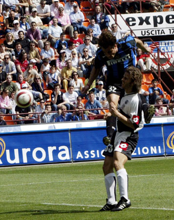 哈兰德自英超首秀以来13次中框，同期仅次于努涅斯和B费（哈兰德英超至今13次击中门框，仅逊努涅斯与B费）