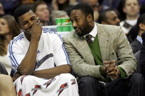 杜兰特关键中投命中，全场欢呼（杜兰特关键中投得手，全场沸腾）