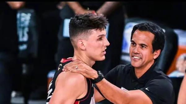 半场： 萨索洛2-1佛罗伦萨，曼德拉戈拉点射，沃尔帕托破门（半场结束，萨索洛2-1领先佛罗伦萨：曼德拉戈拉点球，沃尔帕托建功）